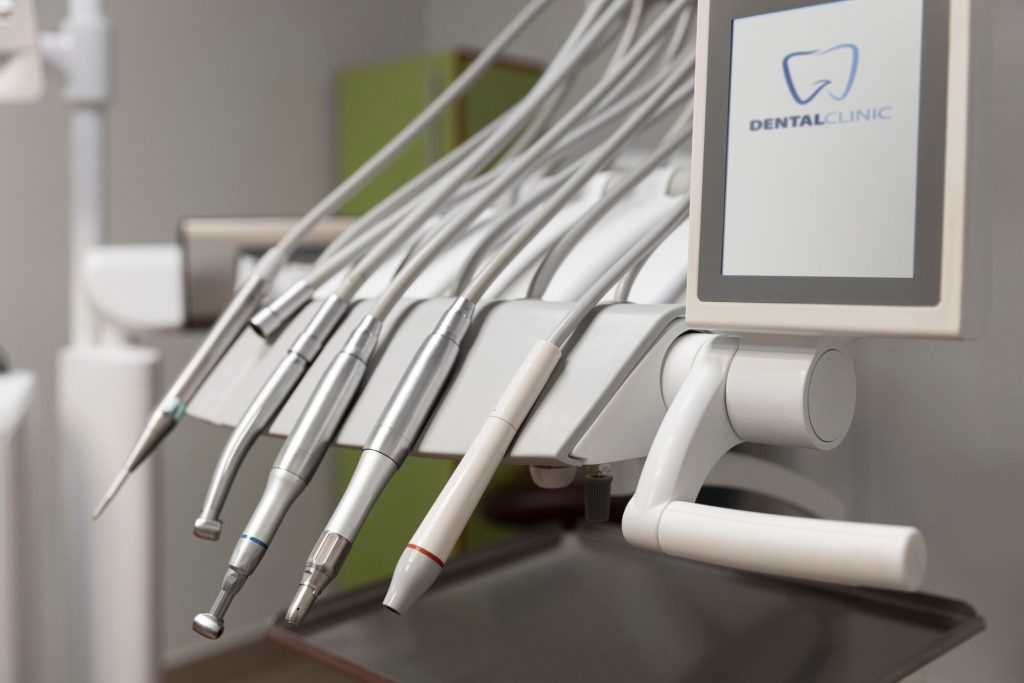 ایمپلنت دندان در سعادت آباد: راهنمای کامل کلینیک دکتر هومن امیری